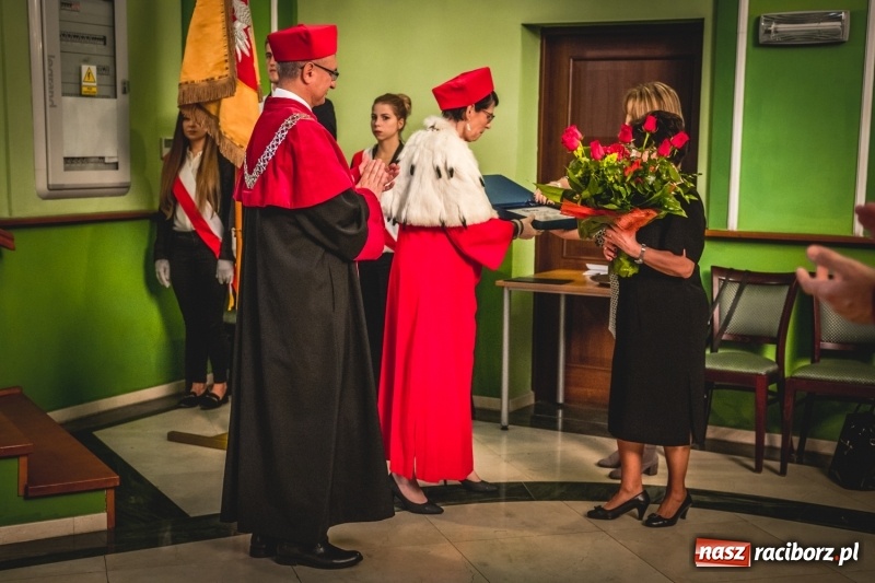 Zdjęcie w galerii na portalu naszraciborz.pl: Ozdobą Ojczyzny są ludzie wykształceni. Raciborska PWSZ uroczyście rozpoczęła rok akademicki  wiadomości z regionu