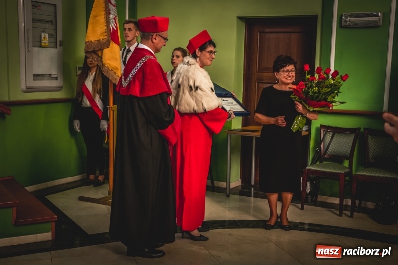 Zdjęcie w galerii na portalu naszraciborz.pl: Ozdobą Ojczyzny są ludzie wykształceni. Raciborska PWSZ uroczyście rozpoczęła rok akademicki  wiadomości z regionu