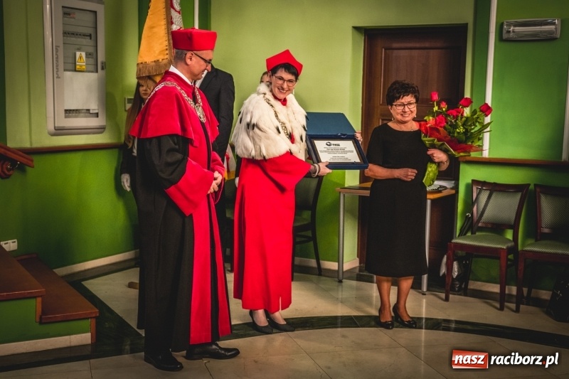 Zdjęcie w galerii na portalu naszraciborz.pl: Ozdobą Ojczyzny są ludzie wykształceni. Raciborska PWSZ uroczyście rozpoczęła rok akademicki  wiadomości z regionu