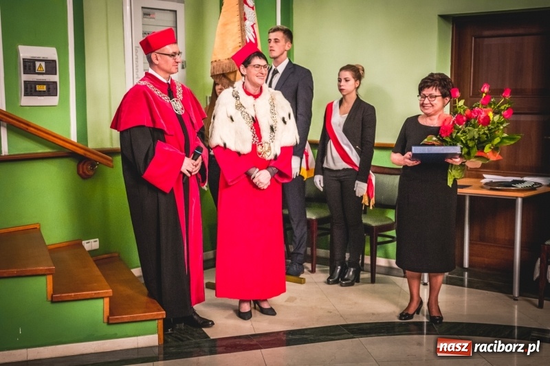 Zdjęcie w galerii na portalu naszraciborz.pl: Ozdobą Ojczyzny są ludzie wykształceni. Raciborska PWSZ uroczyście rozpoczęła rok akademicki  wiadomości z regionu