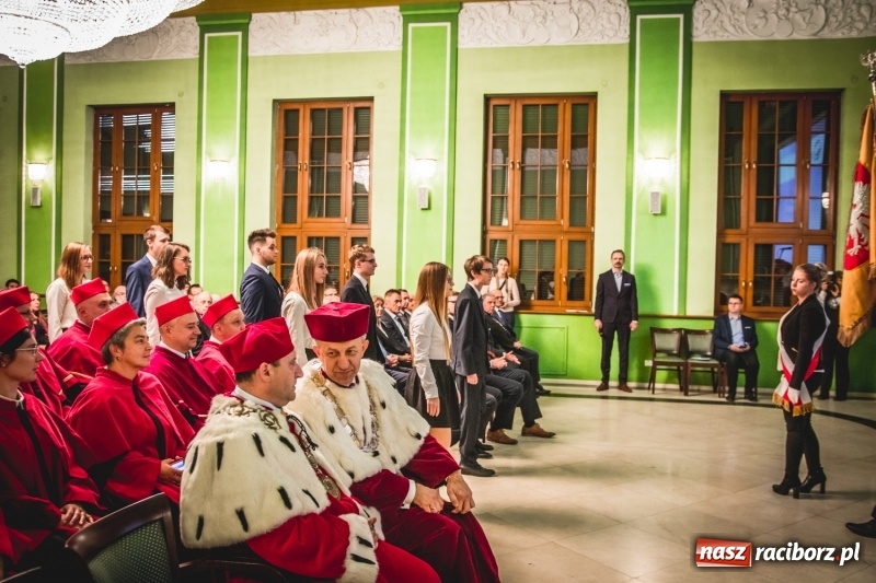 Zdjęcie w galerii na portalu naszraciborz.pl: Ozdobą Ojczyzny są ludzie wykształceni. Raciborska PWSZ uroczyście rozpoczęła rok akademicki  wiadomości z regionu