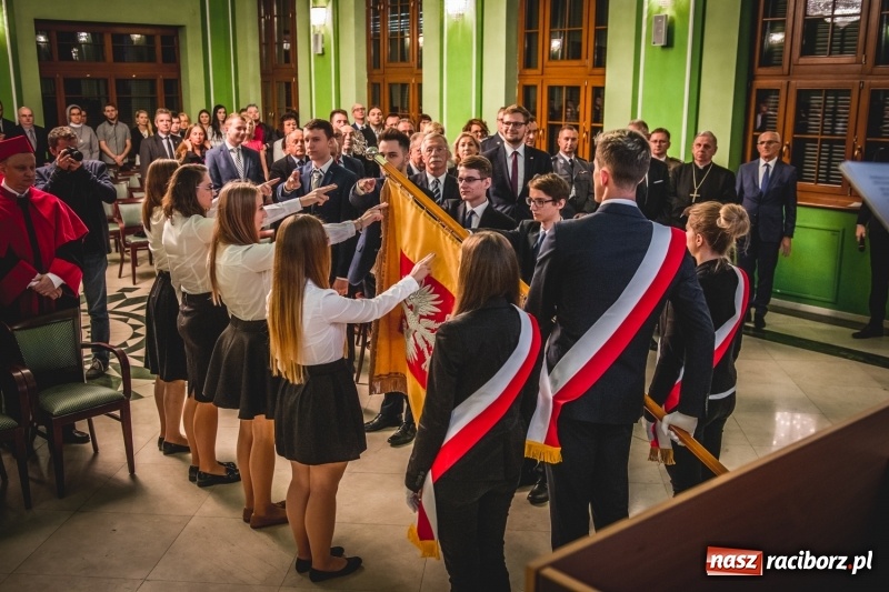Zdjęcie w galerii na portalu naszraciborz.pl: Ozdobą Ojczyzny są ludzie wykształceni. Raciborska PWSZ uroczyście rozpoczęła rok akademicki  wiadomości z regionu