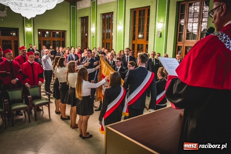 Zdjęcie w galerii na portalu naszraciborz.pl: Ozdobą Ojczyzny są ludzie wykształceni. Raciborska PWSZ uroczyście rozpoczęła rok akademicki  wiadomości z regionu