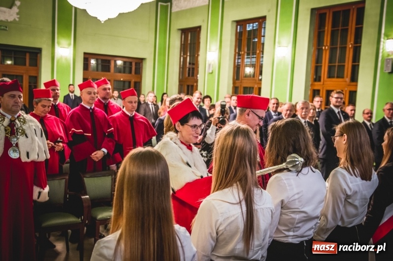 Zdjęcie w galerii na portalu naszraciborz.pl: Ozdobą Ojczyzny są ludzie wykształceni. Raciborska PWSZ uroczyście rozpoczęła rok akademicki  wiadomości z regionu