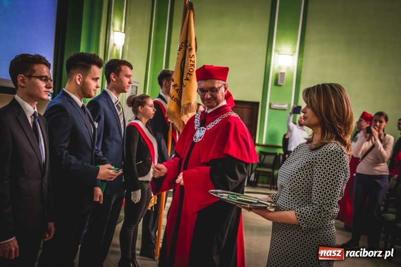 Zdjęcie w galerii na portalu naszraciborz.pl: Ozdobą Ojczyzny są ludzie wykształceni. Raciborska PWSZ uroczyście rozpoczęła rok akademicki  wiadomości z regionu