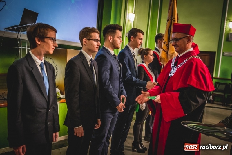 Zdjęcie w galerii na portalu naszraciborz.pl: Ozdobą Ojczyzny są ludzie wykształceni. Raciborska PWSZ uroczyście rozpoczęła rok akademicki  wiadomości z regionu