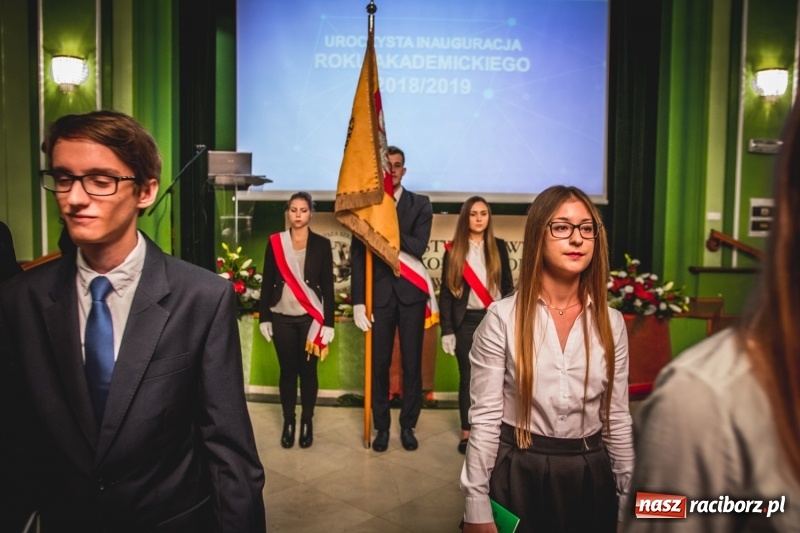 Zdjęcie w galerii na portalu naszraciborz.pl: Ozdobą Ojczyzny są ludzie wykształceni. Raciborska PWSZ uroczyście rozpoczęła rok akademicki  wiadomości z regionu