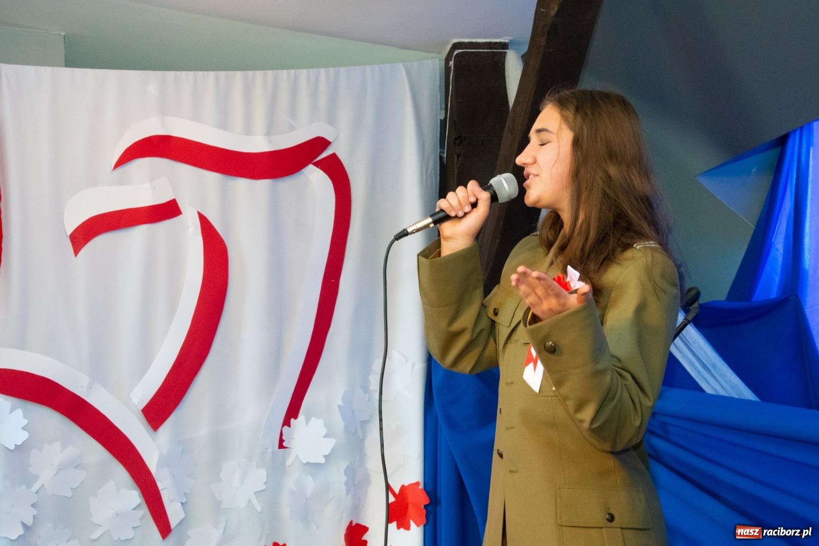 Zdjęcie w galerii na portalu naszraciborz.pl: Scena Poddasza z Głową pełna młodych patriotów wiadomości z regionu