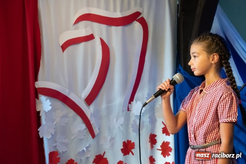 Zdjęcie w galerii na portalu naszraciborz.pl: Scena Poddasza z Głową pełna młodych patriotów wiadomości z regionu