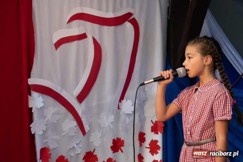 Zdjęcie w galerii na portalu naszraciborz.pl: Scena Poddasza z Głową pełna młodych patriotów wiadomości z regionu