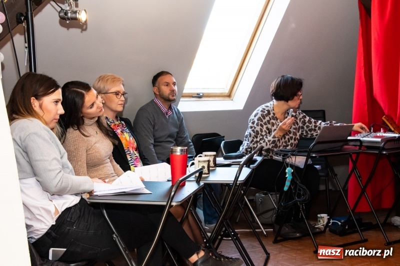 Zdjęcie w galerii na portalu naszraciborz.pl: Scena Poddasza z Głową pełna młodych patriotów wiadomości z regionu