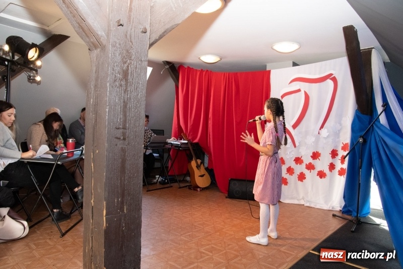 Zdjęcie w galerii na portalu naszraciborz.pl: Scena Poddasza z Głową pełna młodych patriotów wiadomości z regionu