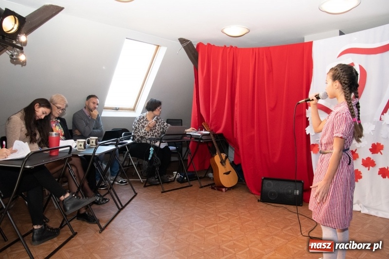 Zdjęcie w galerii na portalu naszraciborz.pl: Scena Poddasza z Głową pełna młodych patriotów wiadomości z regionu