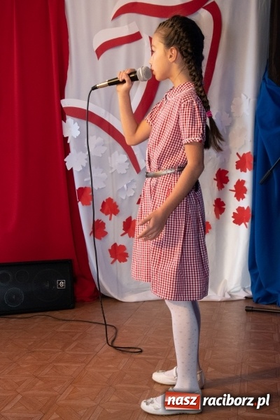 Zdjęcie w galerii na portalu naszraciborz.pl: Scena Poddasza z Głową pełna młodych patriotów wiadomości z regionu