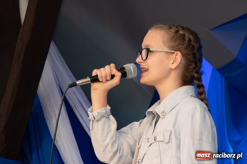 Zdjęcie w galerii na portalu naszraciborz.pl: Scena Poddasza z Głową pełna młodych patriotów wiadomości z regionu