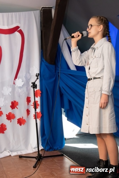 Zdjęcie w galerii na portalu naszraciborz.pl: Scena Poddasza z Głową pełna młodych patriotów wiadomości z regionu