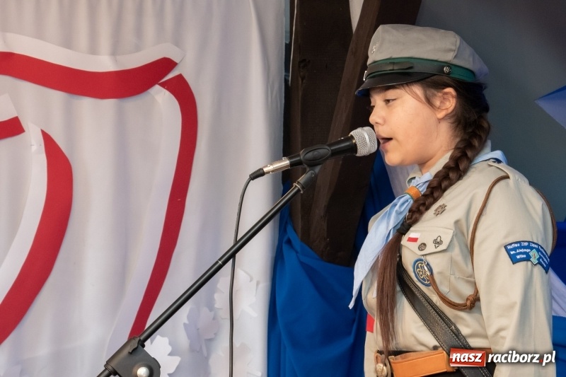 Zdjęcie w galerii na portalu naszraciborz.pl: Scena Poddasza z Głową pełna młodych patriotów wiadomości z regionu
