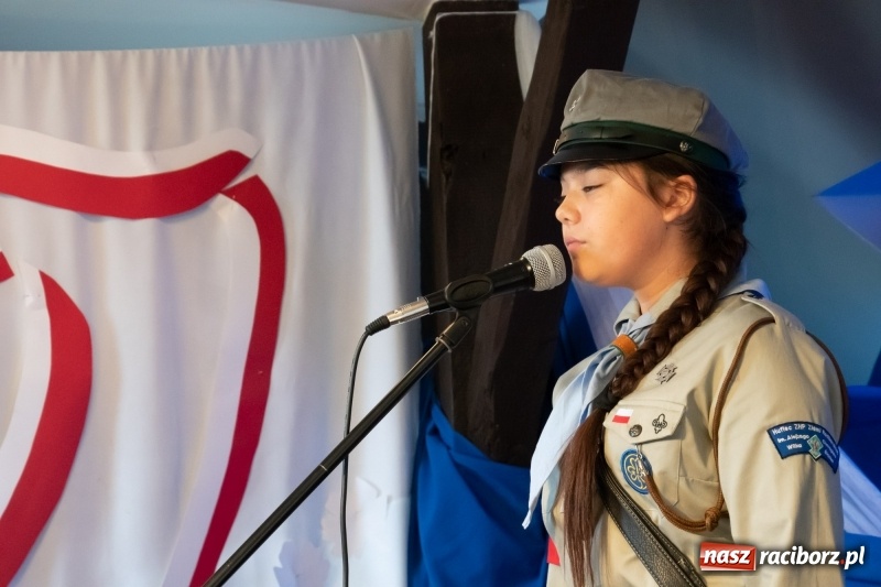 Zdjęcie w galerii na portalu naszraciborz.pl: Scena Poddasza z Głową pełna młodych patriotów wiadomości z regionu