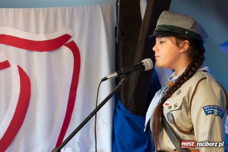 Zdjęcie w galerii na portalu naszraciborz.pl: Scena Poddasza z Głową pełna młodych patriotów wiadomości z regionu