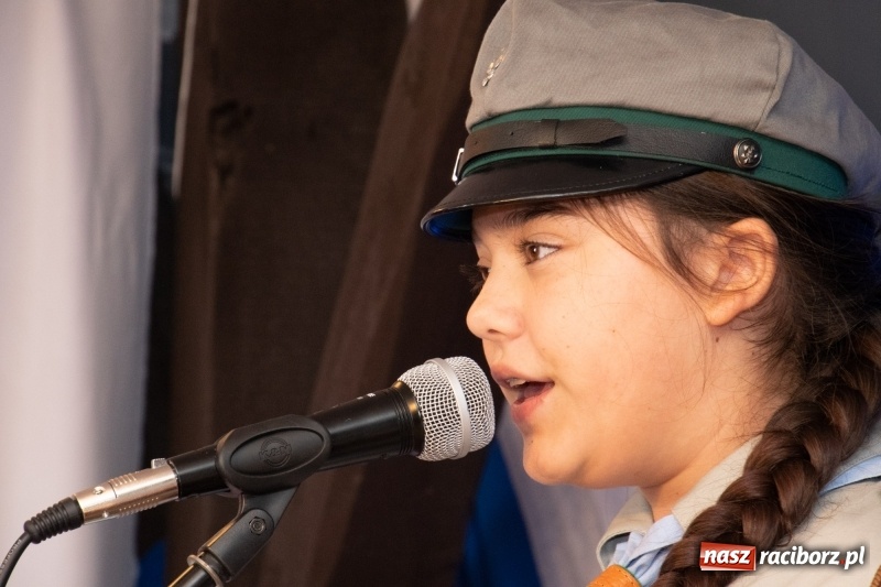 Zdjęcie w galerii na portalu naszraciborz.pl: Scena Poddasza z Głową pełna młodych patriotów wiadomości z regionu