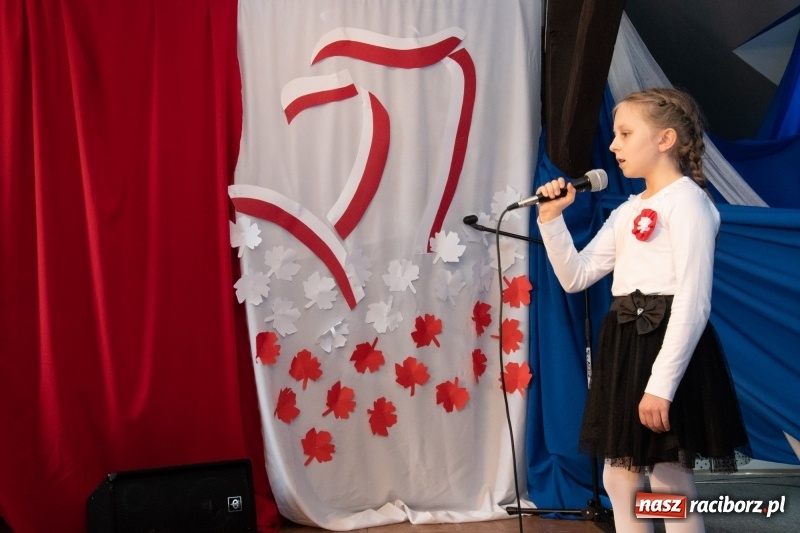 Zdjęcie w galerii na portalu naszraciborz.pl: Scena Poddasza z Głową pełna młodych patriotów wiadomości z regionu