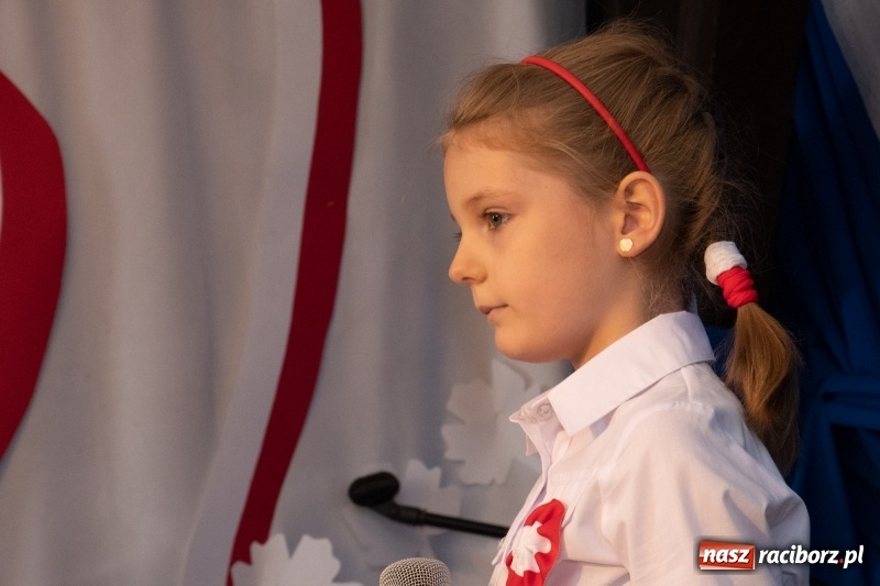 Zdjęcie w galerii na portalu naszraciborz.pl: Scena Poddasza z Głową pełna młodych patriotów wiadomości z regionu