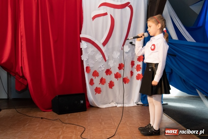 Zdjęcie w galerii na portalu naszraciborz.pl: Scena Poddasza z Głową pełna młodych patriotów wiadomości z regionu