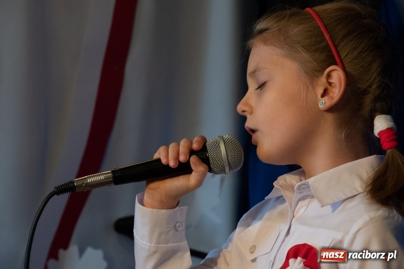 Zdjęcie w galerii na portalu naszraciborz.pl: Scena Poddasza z Głową pełna młodych patriotów wiadomości z regionu