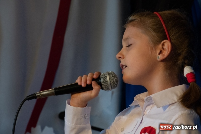 Zdjęcie w galerii na portalu naszraciborz.pl: Scena Poddasza z Głową pełna młodych patriotów wiadomości z regionu