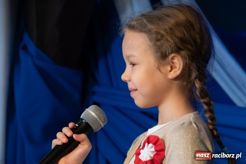 Zdjęcie w galerii na portalu naszraciborz.pl: Scena Poddasza z Głową pełna młodych patriotów wiadomości z regionu