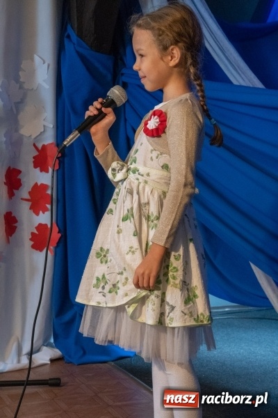 Zdjęcie w galerii na portalu naszraciborz.pl: Scena Poddasza z Głową pełna młodych patriotów wiadomości z regionu