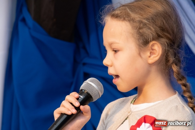 Zdjęcie w galerii na portalu naszraciborz.pl: Scena Poddasza z Głową pełna młodych patriotów wiadomości z regionu