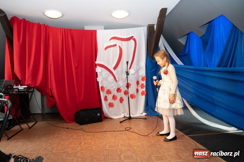 Zdjęcie w galerii na portalu naszraciborz.pl: Scena Poddasza z Głową pełna młodych patriotów wiadomości z regionu