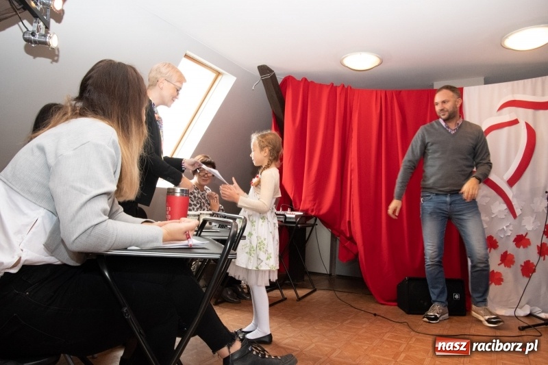 Zdjęcie w galerii na portalu naszraciborz.pl: Scena Poddasza z Głową pełna młodych patriotów wiadomości z regionu