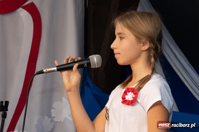 Zdjęcie w galerii na portalu naszraciborz.pl: Scena Poddasza z Głową pełna młodych patriotów wiadomości z regionu