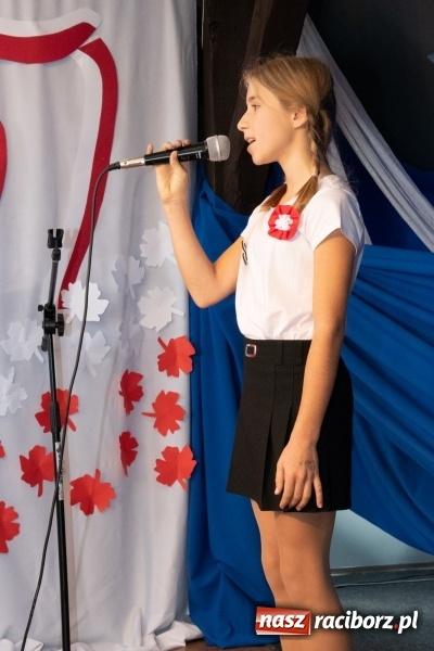 Zdjęcie w galerii na portalu naszraciborz.pl: Scena Poddasza z Głową pełna młodych patriotów wiadomości z regionu