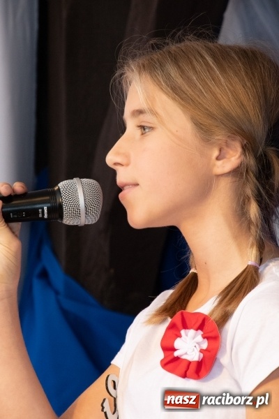 Zdjęcie w galerii na portalu naszraciborz.pl: Scena Poddasza z Głową pełna młodych patriotów wiadomości z regionu