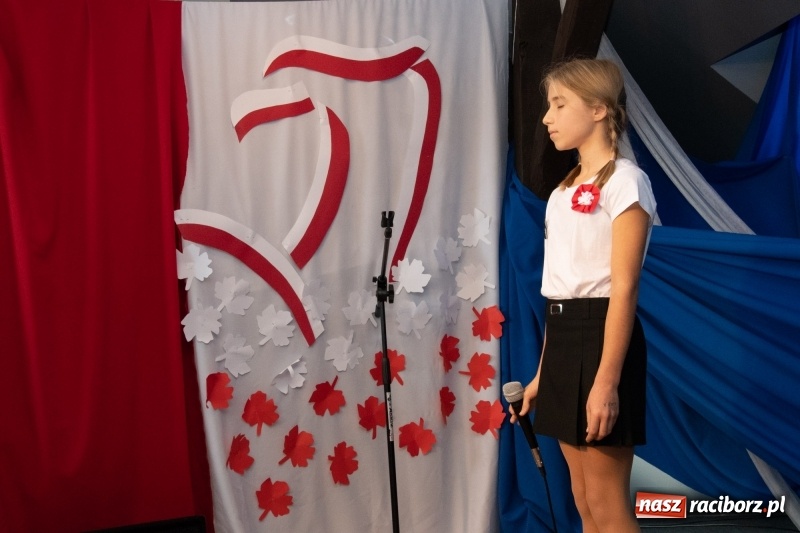 Zdjęcie w galerii na portalu naszraciborz.pl: Scena Poddasza z Głową pełna młodych patriotów wiadomości z regionu