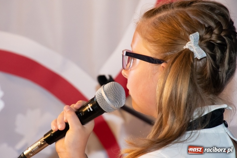 Zdjęcie w galerii na portalu naszraciborz.pl: Scena Poddasza z Głową pełna młodych patriotów wiadomości z regionu