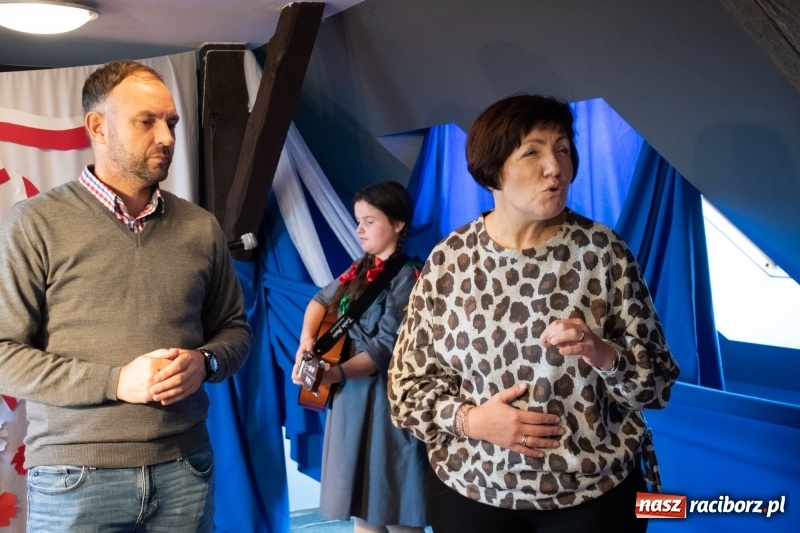 Zdjęcie w galerii na portalu naszraciborz.pl: Scena Poddasza z Głową pełna młodych patriotów wiadomości z regionu