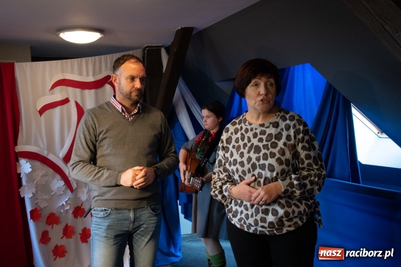 Zdjęcie w galerii na portalu naszraciborz.pl: Scena Poddasza z Głową pełna młodych patriotów wiadomości z regionu