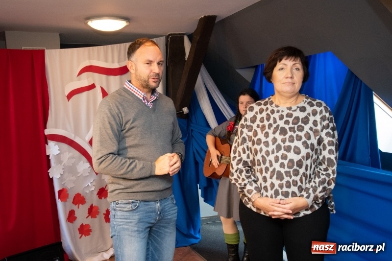 Zdjęcie w galerii na portalu naszraciborz.pl: Scena Poddasza z Głową pełna młodych patriotów wiadomości z regionu