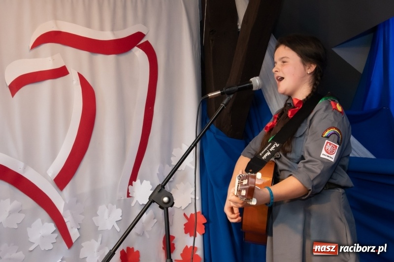 Zdjęcie w galerii na portalu naszraciborz.pl: Scena Poddasza z Głową pełna młodych patriotów wiadomości z regionu