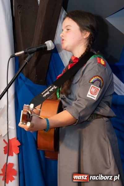 Zdjęcie w galerii na portalu naszraciborz.pl: Scena Poddasza z Głową pełna młodych patriotów wiadomości z regionu