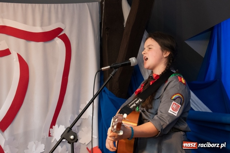 Zdjęcie w galerii na portalu naszraciborz.pl: Scena Poddasza z Głową pełna młodych patriotów wiadomości z regionu