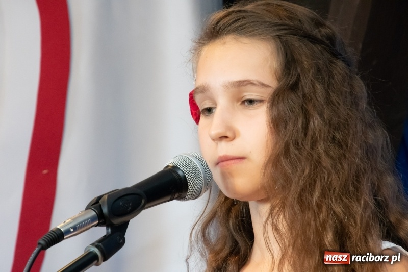 Zdjęcie w galerii na portalu naszraciborz.pl: Scena Poddasza z Głową pełna młodych patriotów wiadomości z regionu