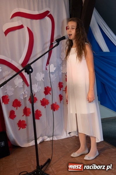 Zdjęcie w galerii na portalu naszraciborz.pl: Scena Poddasza z Głową pełna młodych patriotów wiadomości z regionu