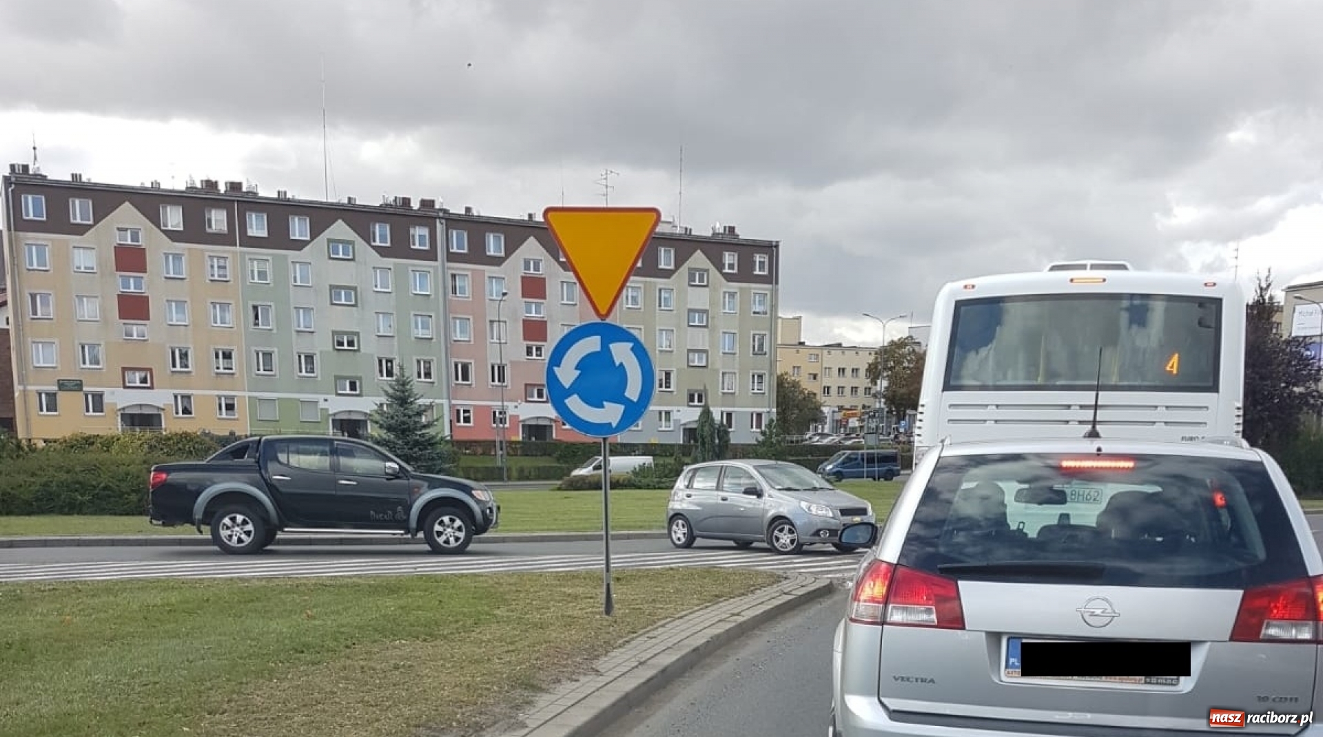 Zdjęcie w galerii na portalu naszraciborz.pl: Jazda po raciborskim rondzie nie jest łatwa  wiadomości z regionu