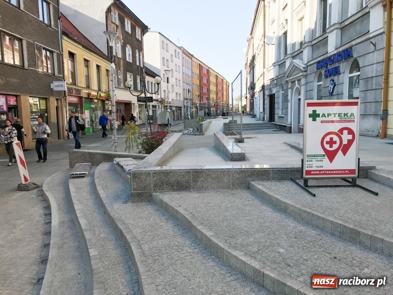 Zdjęcie w galerii na portalu naszraciborz.pl: Na odnowionym odcinku ulicy Długiej zamontowano ławki i siedziska. Jak wam się podobają?  wiadomości z regionu