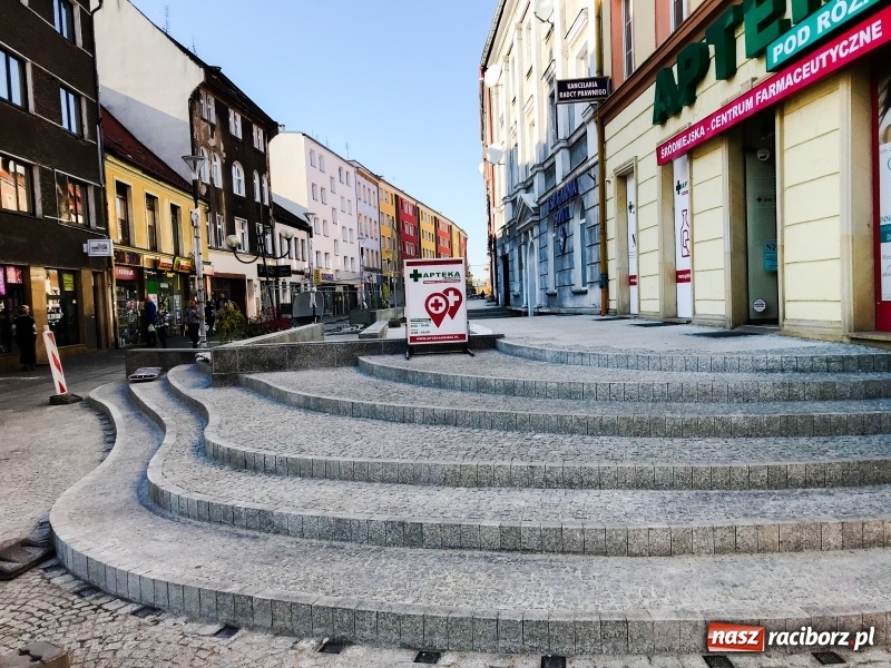 Zdjęcie w galerii na portalu naszraciborz.pl: Na odnowionym odcinku ulicy Długiej zamontowano ławki i siedziska. Jak wam się podobają?  wiadomości z regionu